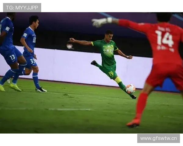 国安防线表面稳固实则脆弱，防守混乱问题逐步反映至比赛走势