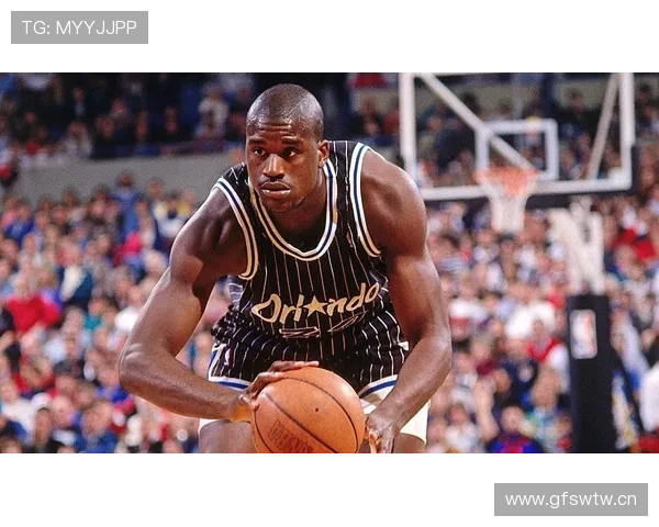 奥尼尔低位背身强攻制造错位，效率超越同时代中锋